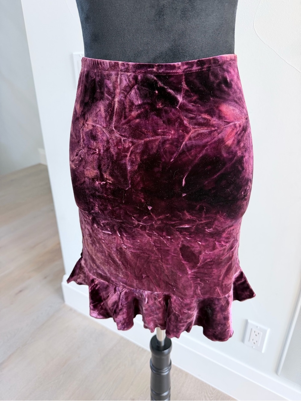 Velvet Ruffle Hem Pencil Skirt - Deep Plum size S